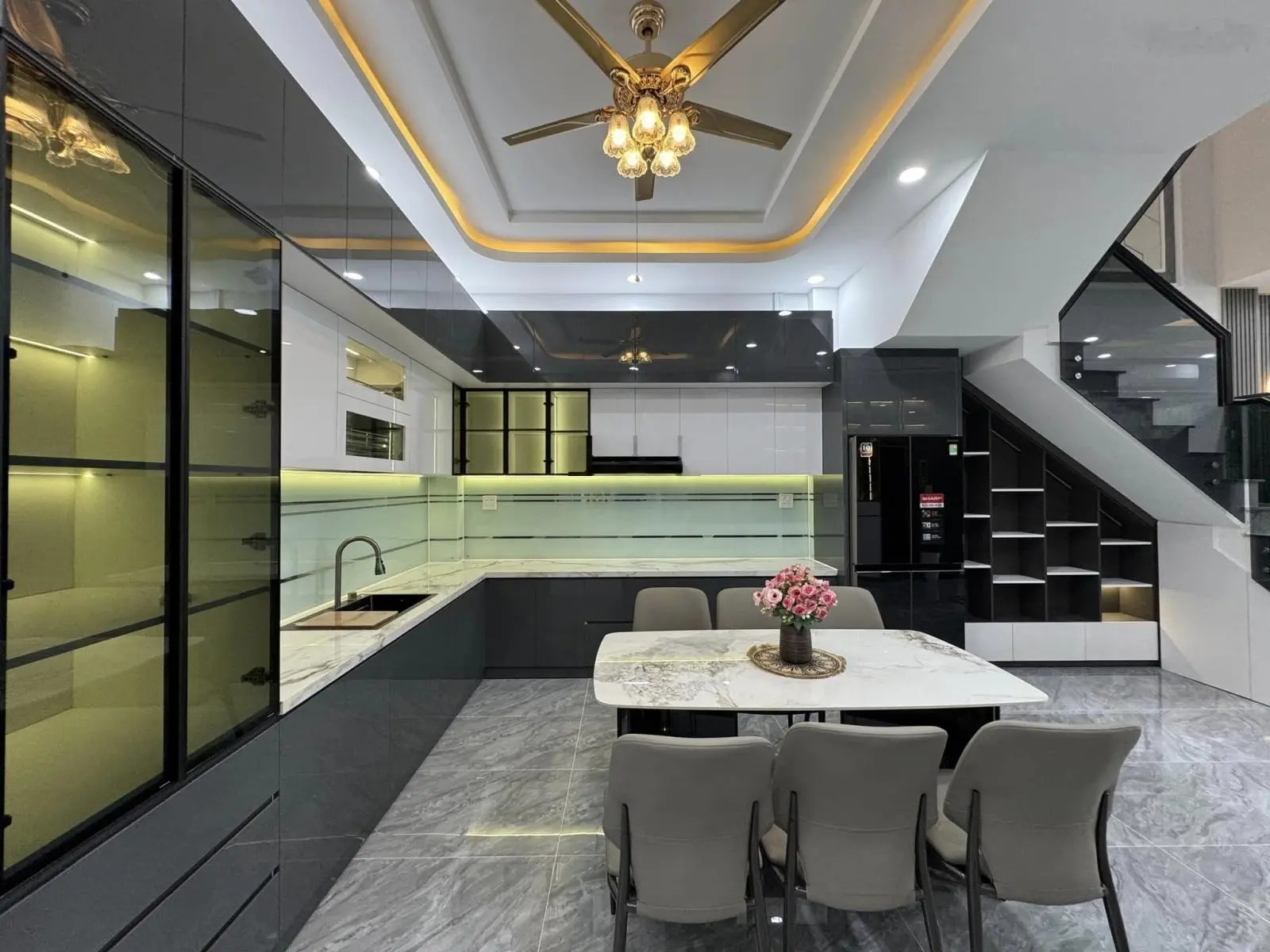 Bán nhà 1 trệt 2 lầu có 4 phòng ngủ KDC Trung tâm VH Tây Đô Cần Thơ, nội thất cao cấp