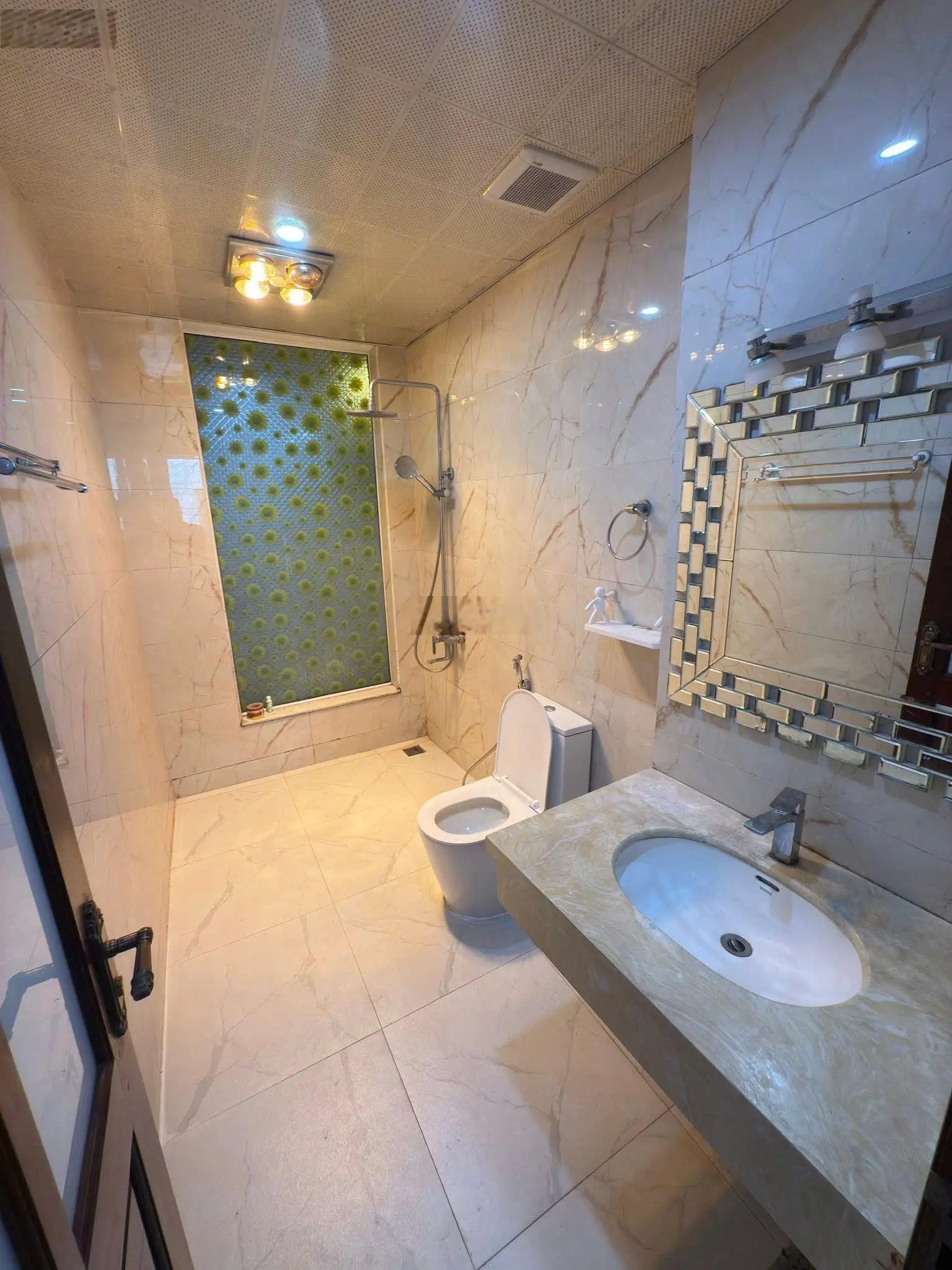Chủ nhờ bán nhà mặt ngõ 21 Nguyễn Văn Huyên 67m2 kinh doanh sầm uất, nhà mới