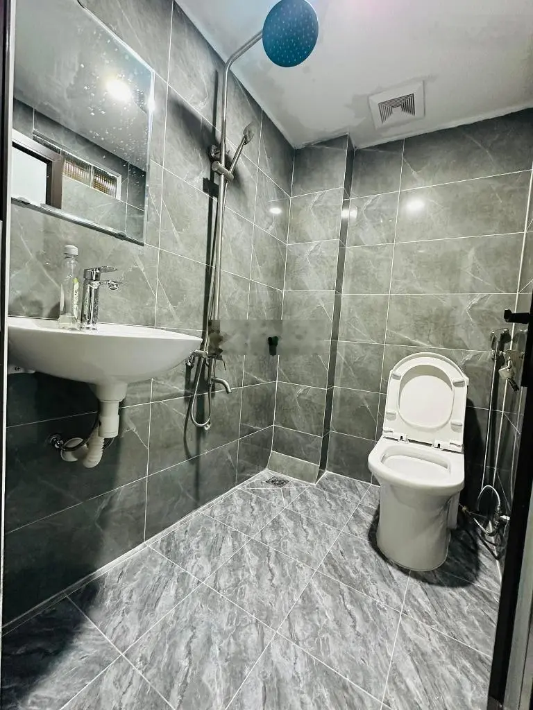 Nhà đẹp Long lanh mới xây ở Minh Khai, 30m2, 5 tầng, về ở luôn, giá 5 tỷ mốt.