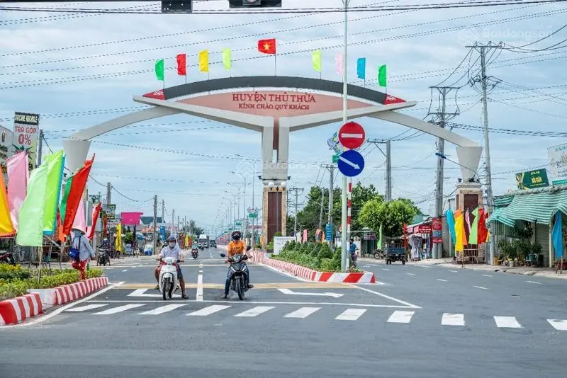 Bán đất tại thị trấn Thủ Thừa, DT 818 giá tốt chỉ 28 triệu/m2, diện tích 100m2 (có 2 lô liền kề)