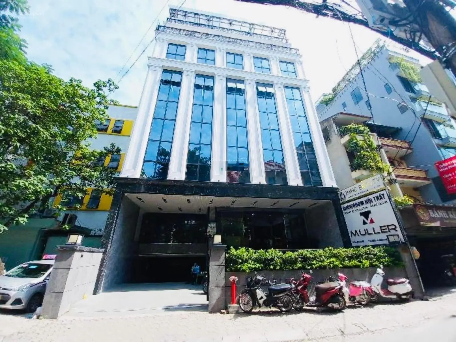 Mặt phố Nguyễn Khánh Toàn, Cầu Giấy. Vị trí đẹp 53m2, 3 tầng, mặt tiền 5,8 m. SĐCC giá 33,5 tỷ