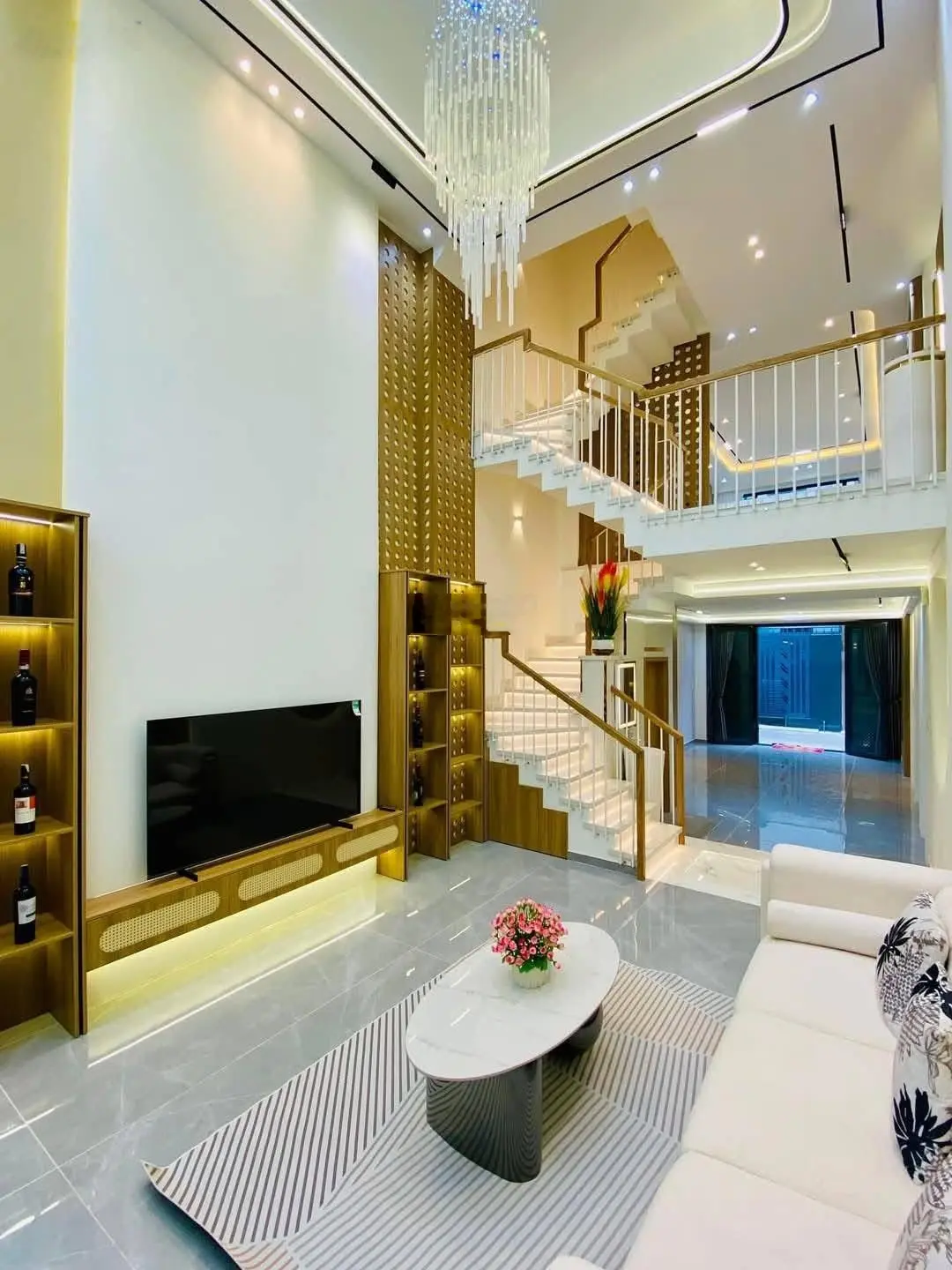 Bán nhà ở đường Sư Vạn Hạnh, phường 10, quận 10. Giá 2tỷ950 triệu diện tích 64m2 sổ hồng
