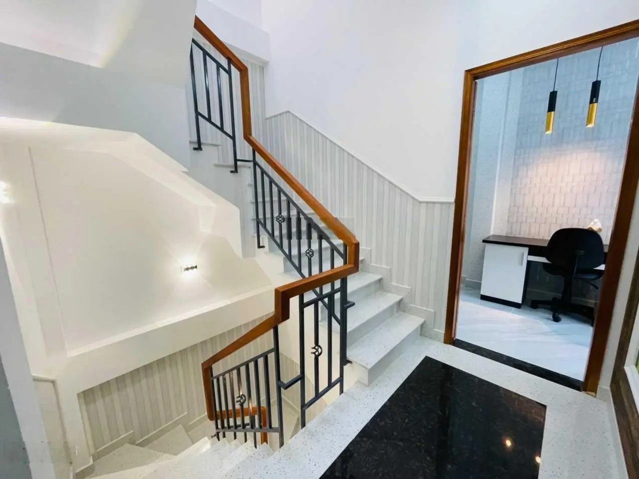 Bán gấp nhà 1 trệt 3 lầu 100m2, MT kinh doanh buôn bán được. 2.5 tỷ. Lh 0394 000 *** em Oanh