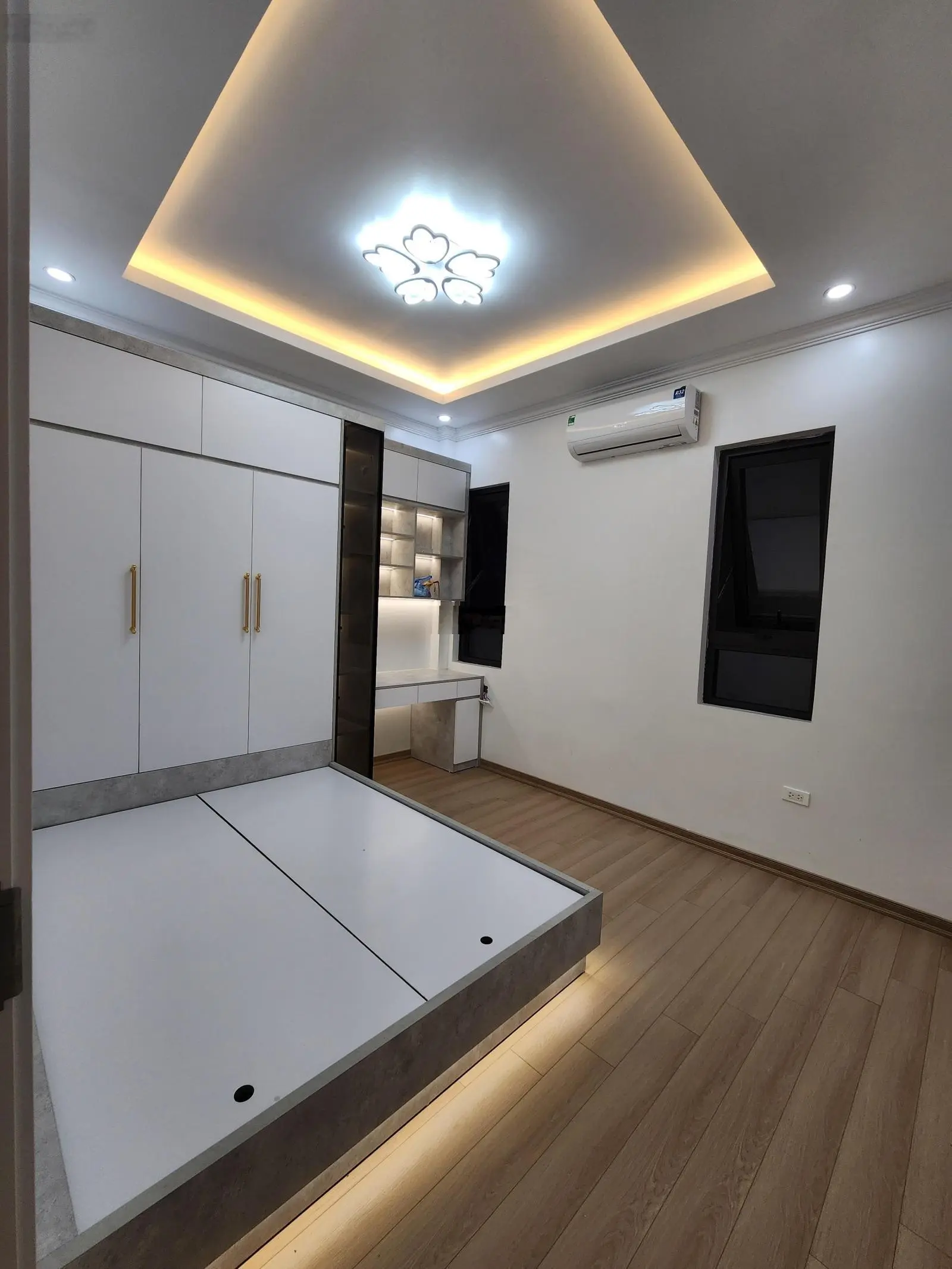Đống Đa, Trung Liệt 40/50m2, 5 tầng, 4m mặt tiền, phân lô, thang máy, ô tô -Lh Giang 0979388189