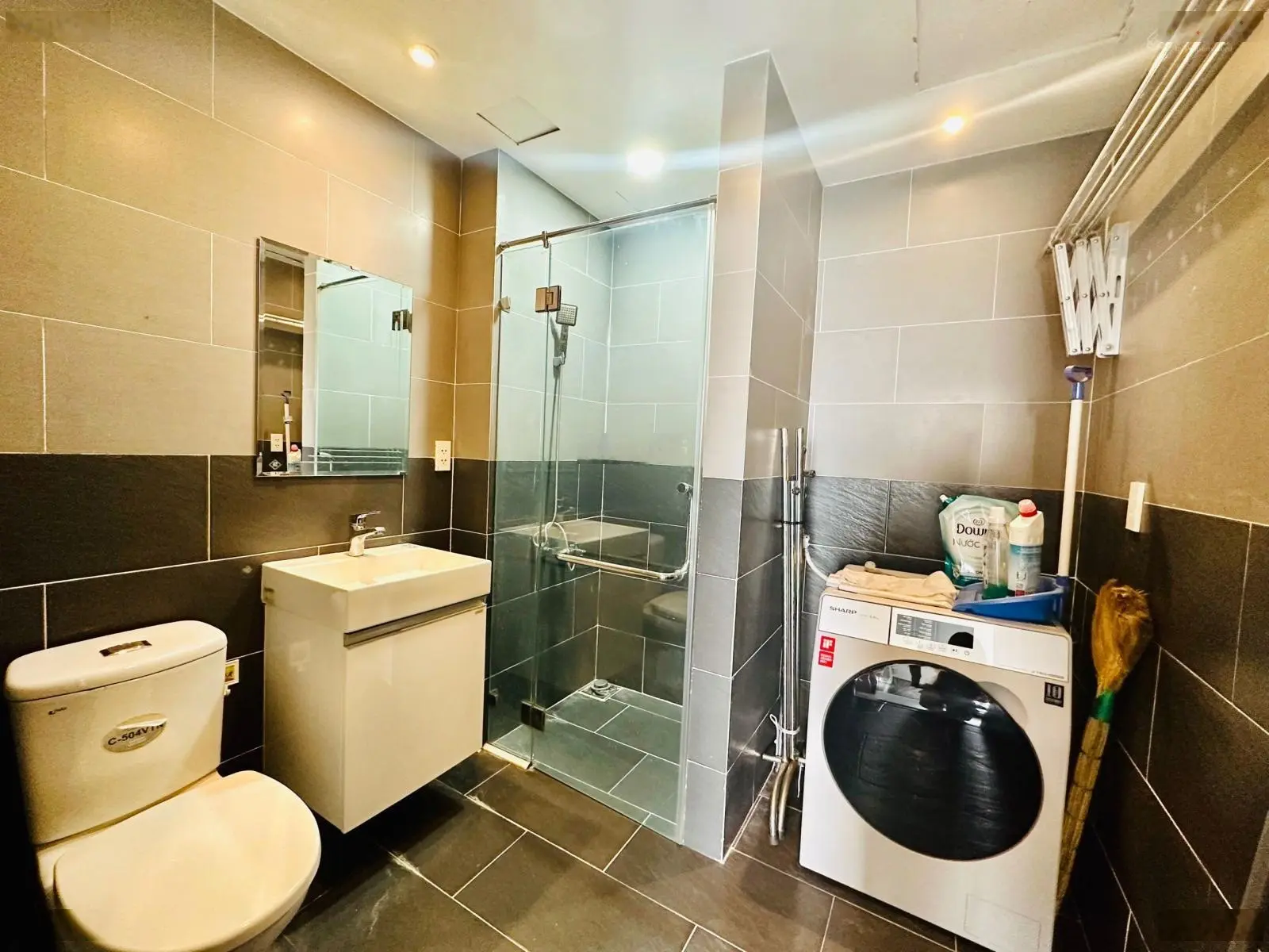 Bán căn hộ 02 PN đầy đủ nội thất hướng Đông thoáng mát giá 3,8 tỷ - LH: 0901 364 ***