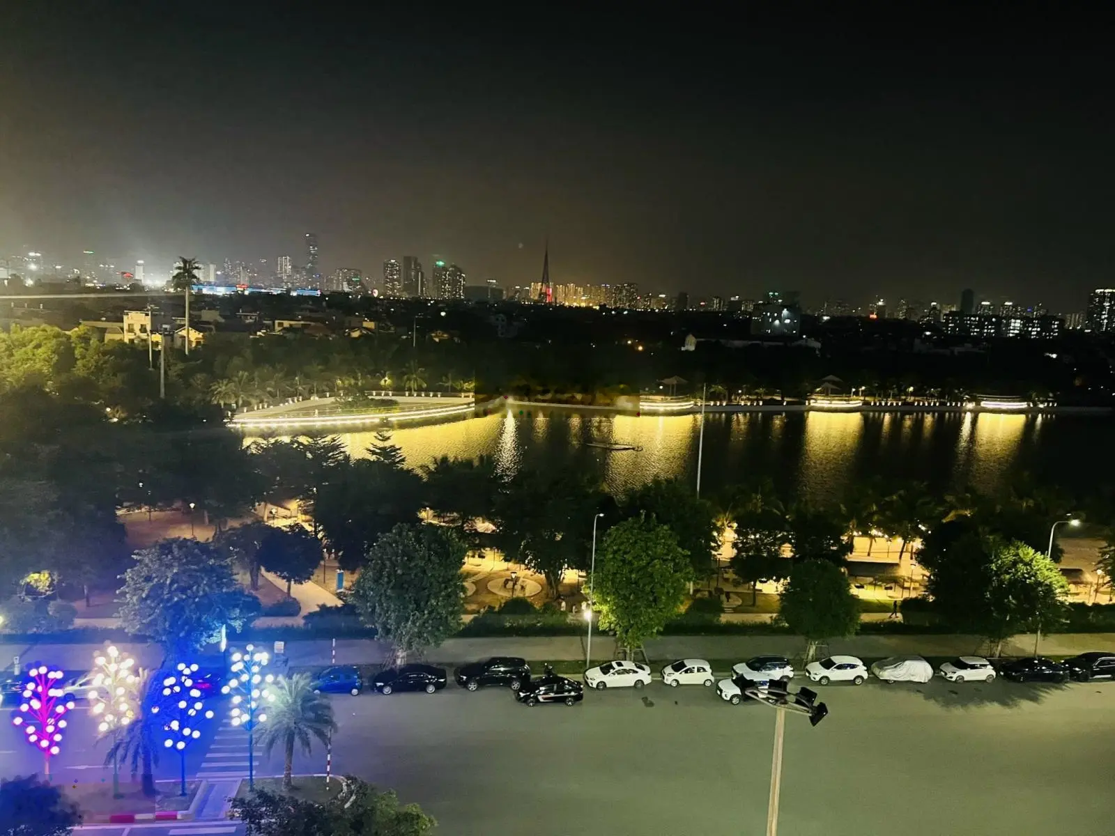 Bán lỗ căn góc 2PN + 65m2, giá chỉ 4,2 tỷ bao phí, toà G3 tầng thấp, trục 10, The Sola Park