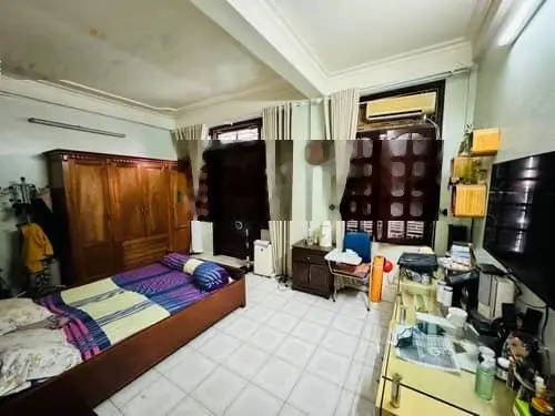 Bán gấp nhà phố Trần Quốc Hoàn 88m2 19.X tỷ, lô góc 3 thoáng, phân lô ô tô tránh, thang máy.