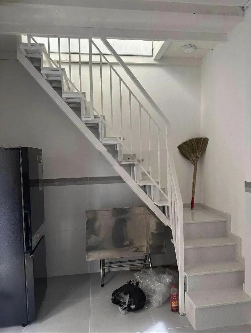 Bán nhà Đ. CMT8 - Q3. Diện tích 40m2. Giá bán 2tỷ7. Đã có sổ.