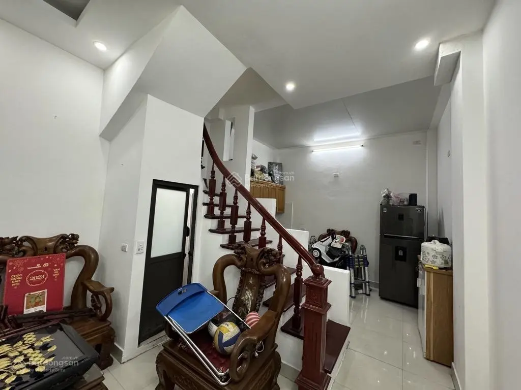 Bán nhà Văn Hương, ngõ to ba gác. Dt 27/30m2 4 tầng mt 3.8m. Chào 5.5 tỷ còn TL. Nói k với tin ảo