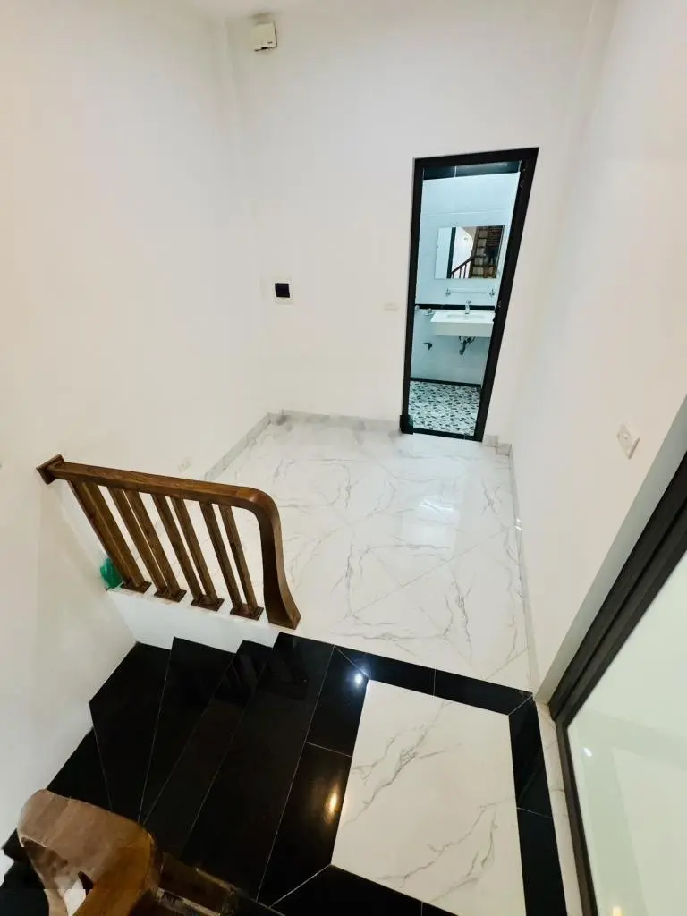 Nhà Nguyễn Khoái, ô tô tránh, 35m2 5 tầng, nhà mới, an ninh, giá 5.9 tỷ