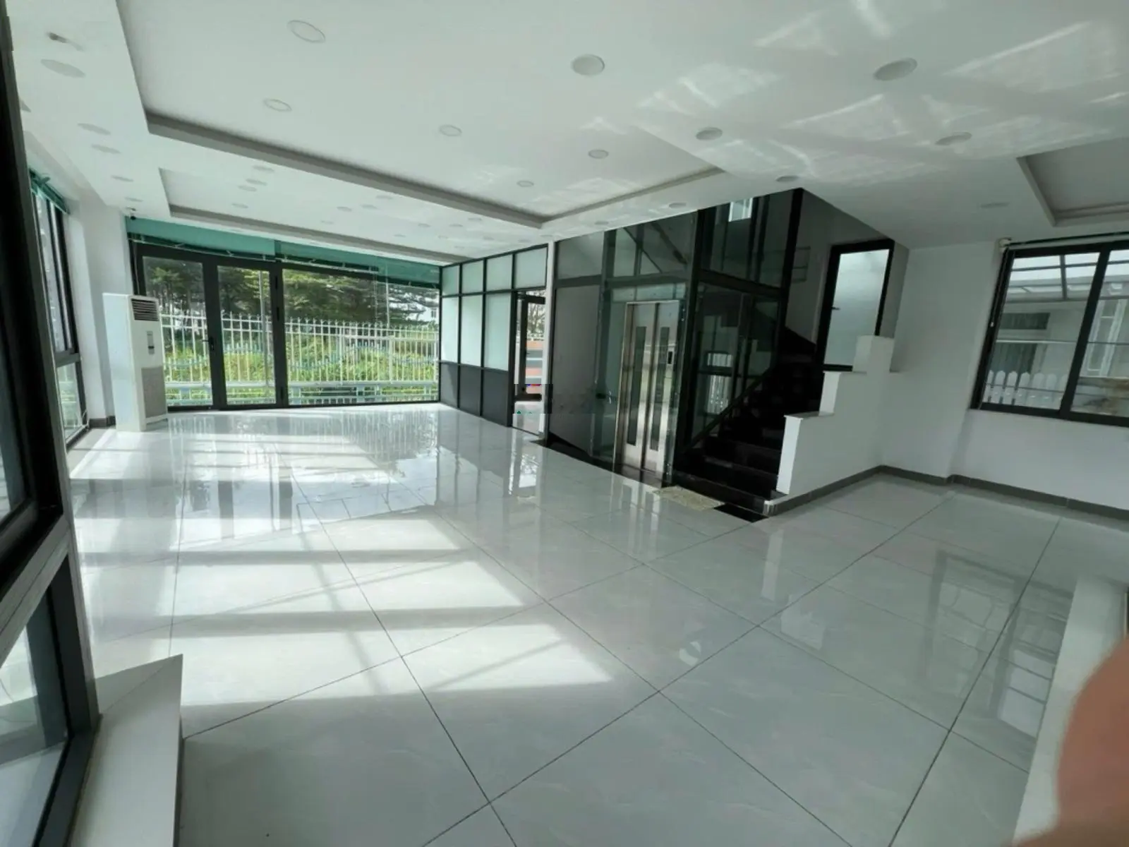 Bán biệt thự KD cho thuê 250m2 4 tầng Tân Phong - Phú Mỹ Hưng - sau Vivo City Quận 7 giảm giá 30xty