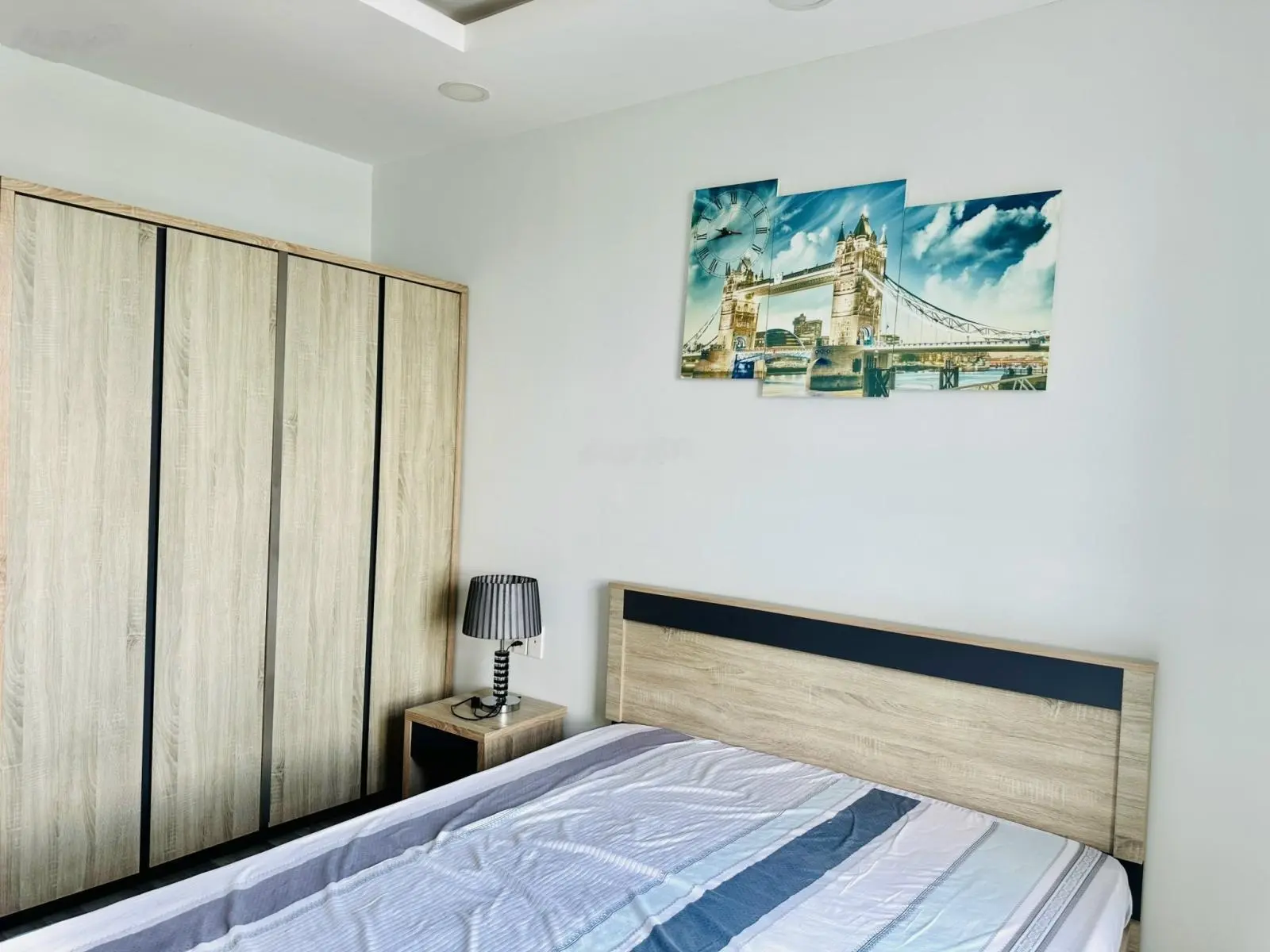 Bán căn hộ 02 PN đầy đủ nội thất hướng Đông thoáng mát giá 3,8 tỷ - LH: 0901 364 ***