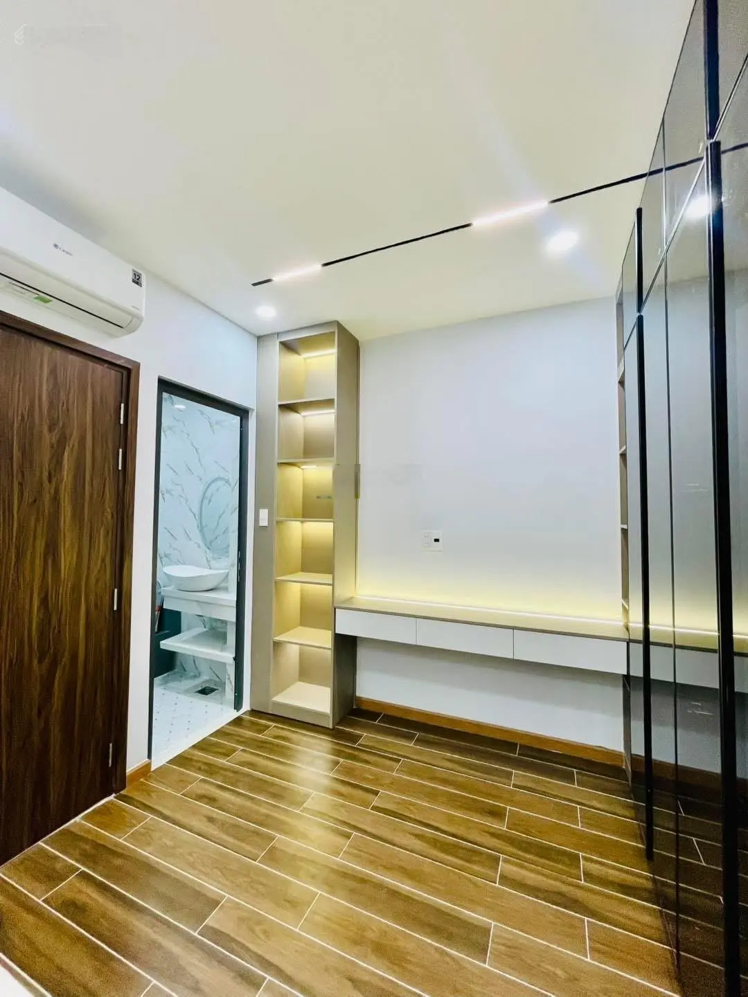 Sổ hồng trao tay, có ngay nhà đẹp - Đ. Hoàng Diệu, Quận 4. Giá: 2 Tỷ 620 / 55.2m2. Hẻm ô tô 4m