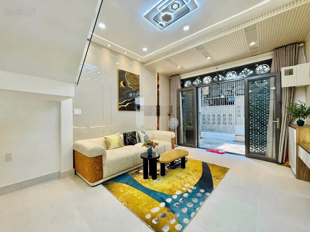 Giá 1 tỷ 990. tôi cần bán nhà phan đình phùng, phú nhuận. hxh. gần bv hoàn mỹ. lh: 0347.153.456
