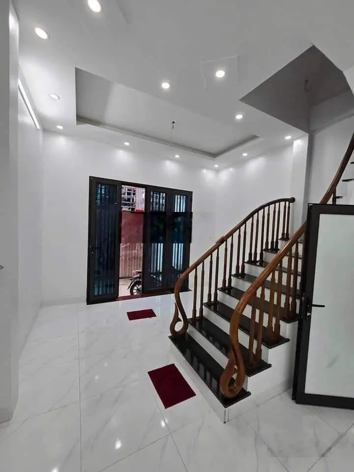 Chị gái đi nước ngoài cần bán gấp nhà 5 tầng 35m2 ngõ rộng cách ô tô 50m, MT 4.12m, giá nhỉnh 4 tỷ