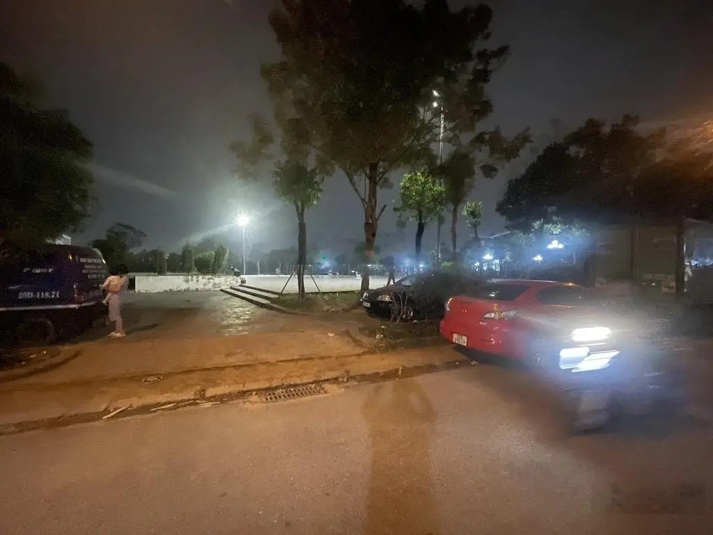 Mặt phố lớn vỉa hè rộng view công viên, 3 thoáng, sát cổng chợ. Kinh doanh sầm uất