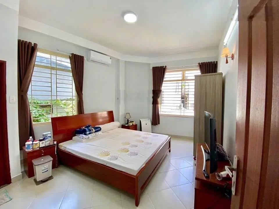 Bán nhà 1 trệt 2 lầu cách chợ Bến Thành 800m, giá nhỉnh 220tr/m2, thu nhập 300tr/năm