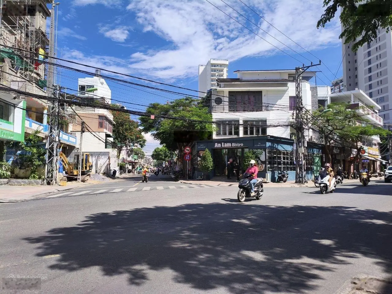 Bán nhà 3 tầng 2 mặt tiền đường Huỳnh Thúc Kháng, gần chợ Xóm Mới. Giá chỉ 135 triệu/m2