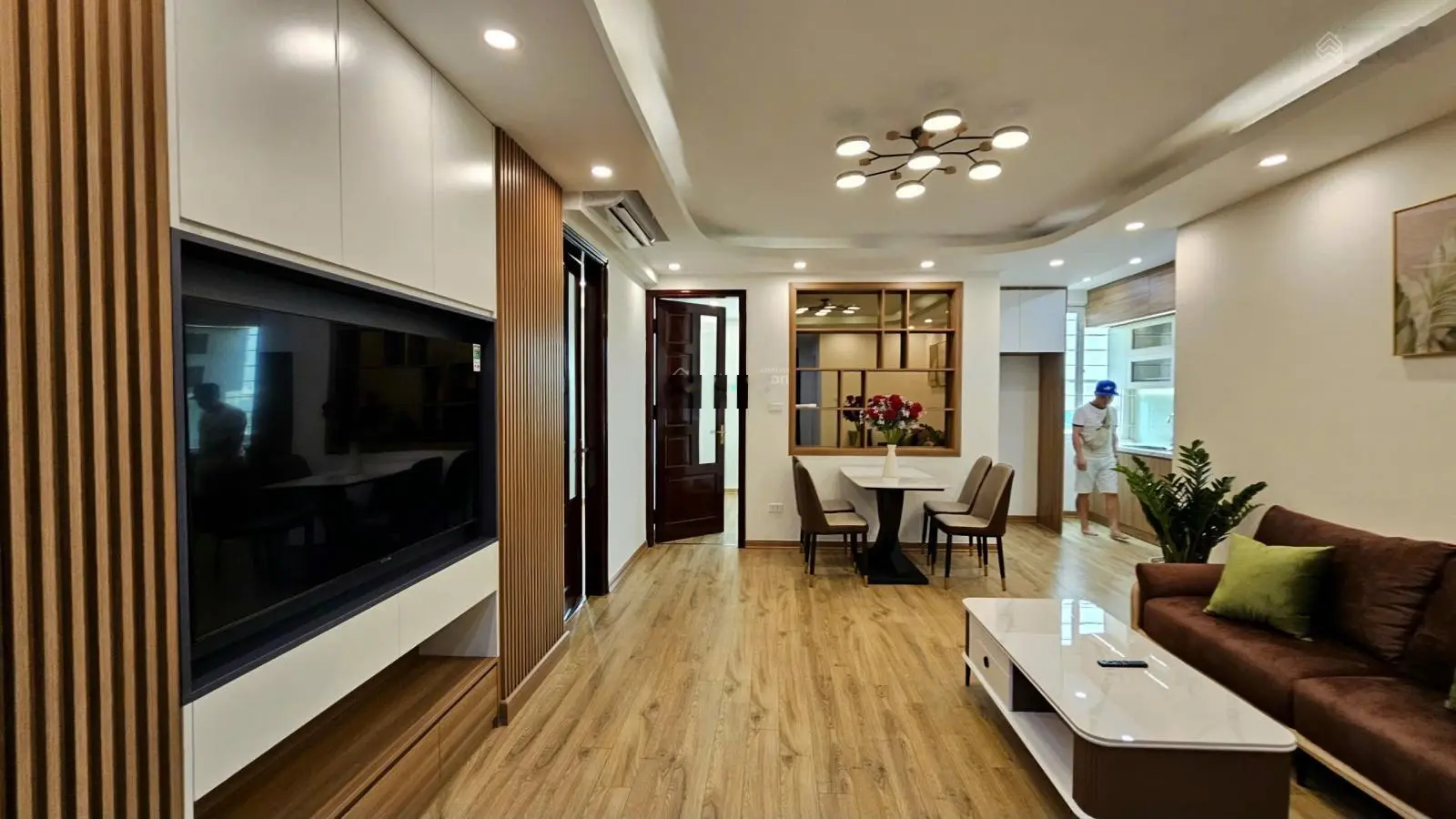 Chính chủ gửi bán căn hộ 2 phòng ngủ chung cư C5, full nội thất. LH: 0357 536 ***