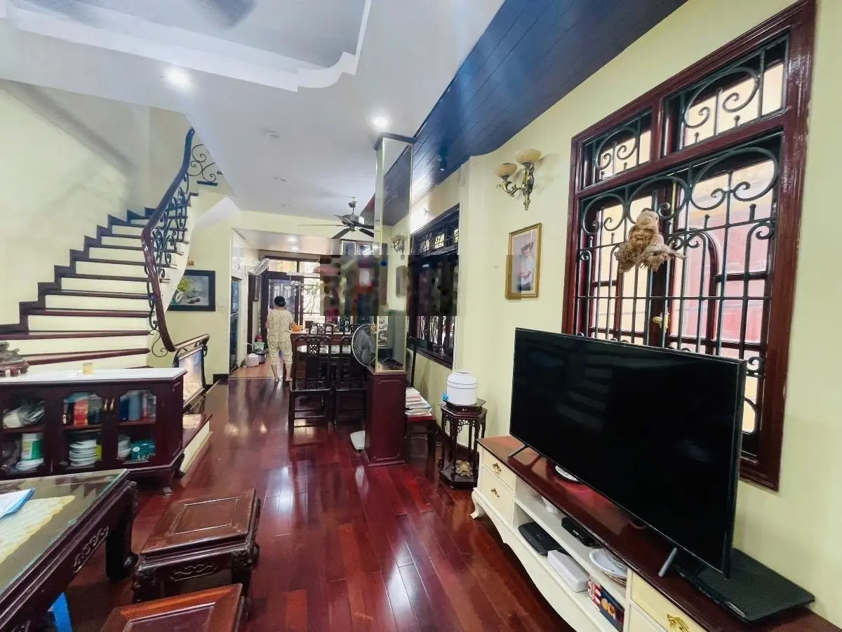 Bán Gấp nhà siêu hiếm Trần Quốc Hoàn 55m2 x 5 tầng lô góc 2 mặt tiền cực víp