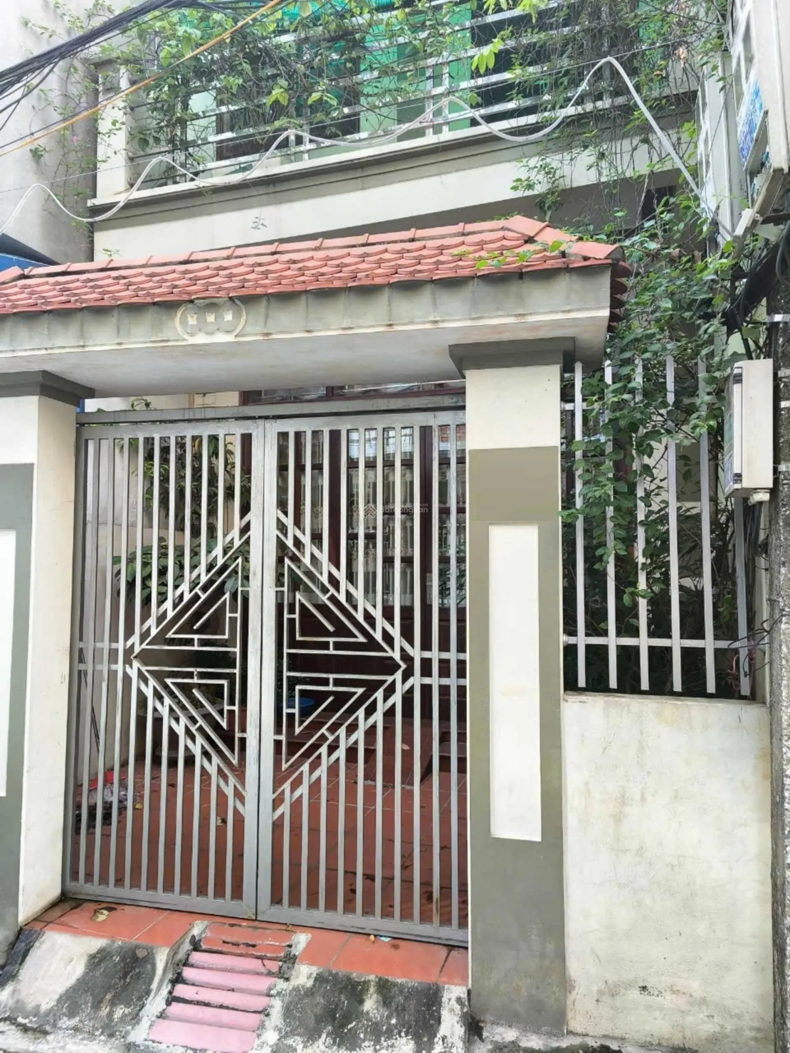 Gia đình tôi cần bán nhà 3 tầng, mặt ngõ 30 phố Lê Hồng Sơn, Cửa Bắc, TP Nam Định