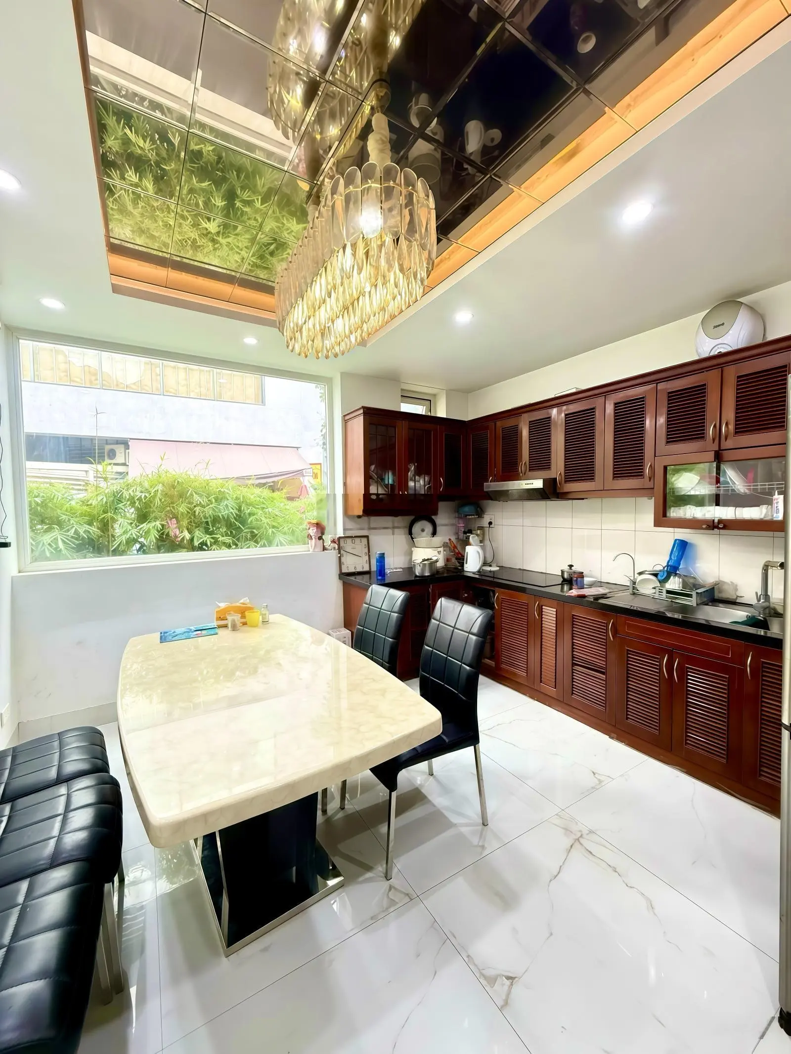 Bán nhà gần phố Khuất Duy Tiến 55m2*5T,MT 4.2m,gara oto,2thoáng,kinh doanh,10m ra phố, giá 18.3tỷ.