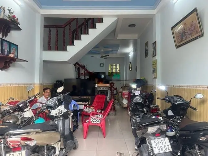 Ô tô đỗ cổng - ngay đại học gtvt quận 12 - 56m2, 3 tầng, nhà đẹp ở