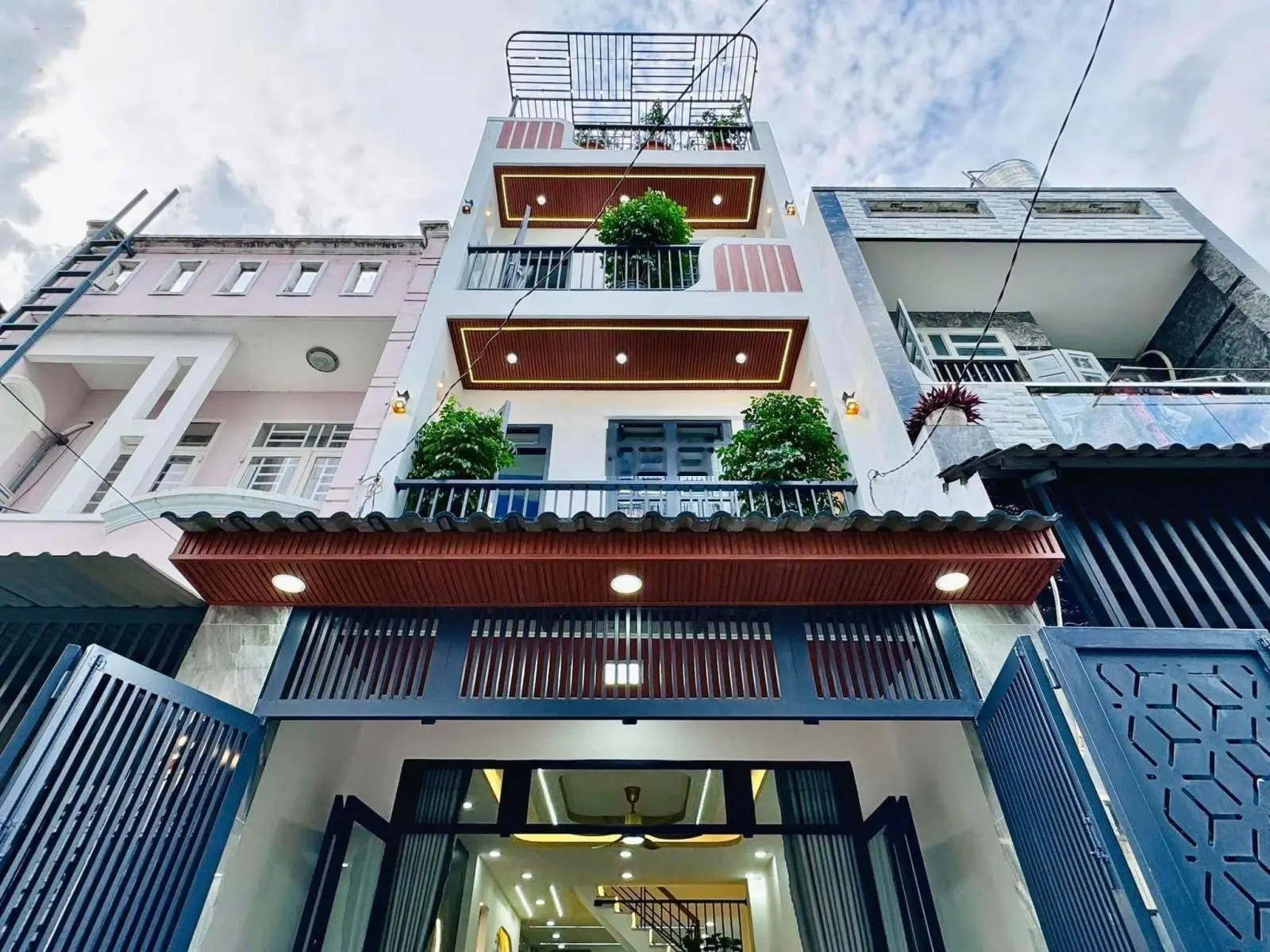 Chỉ 3tỷ350. Nhà 71m2 Cô Giang, P Cô Giang, Q1, Ngay Bùi Viện. Xây 1 trệt 2 lầu + sân thượng, hẻm 6m