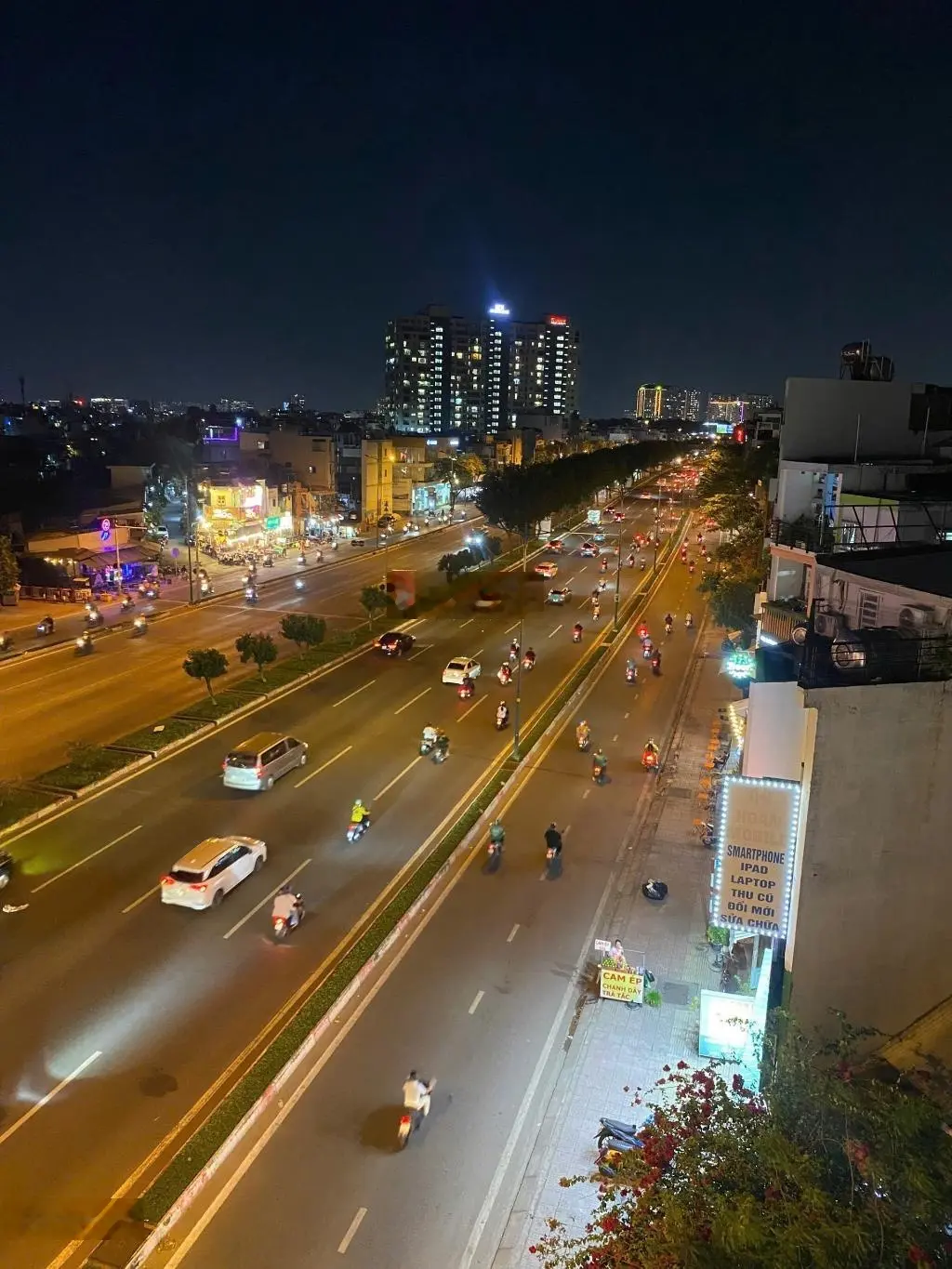 Toà nhà văn phòng,căn hộ dịch vụ 5 tầng (9x10) mặt tiền phạm văn đồng .đang cho thuê khoán 90tr