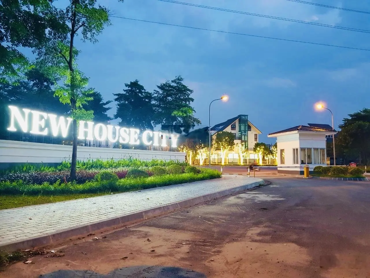 Bán căn biệt thự mặt đường 24m. Căn duy nhất. Giá đầu tư quá tốt. LH 0962 204 ***