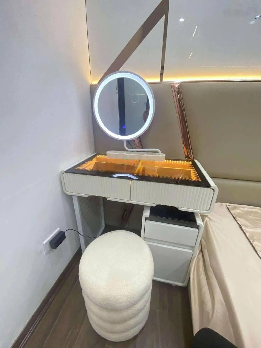 Hoàng Mai, Hoàng Mai. DT 26m² x 5 tầng, MT 5,2m, giá 5,35 tỷ. Đầy đủ nội thất, gần ô tô.