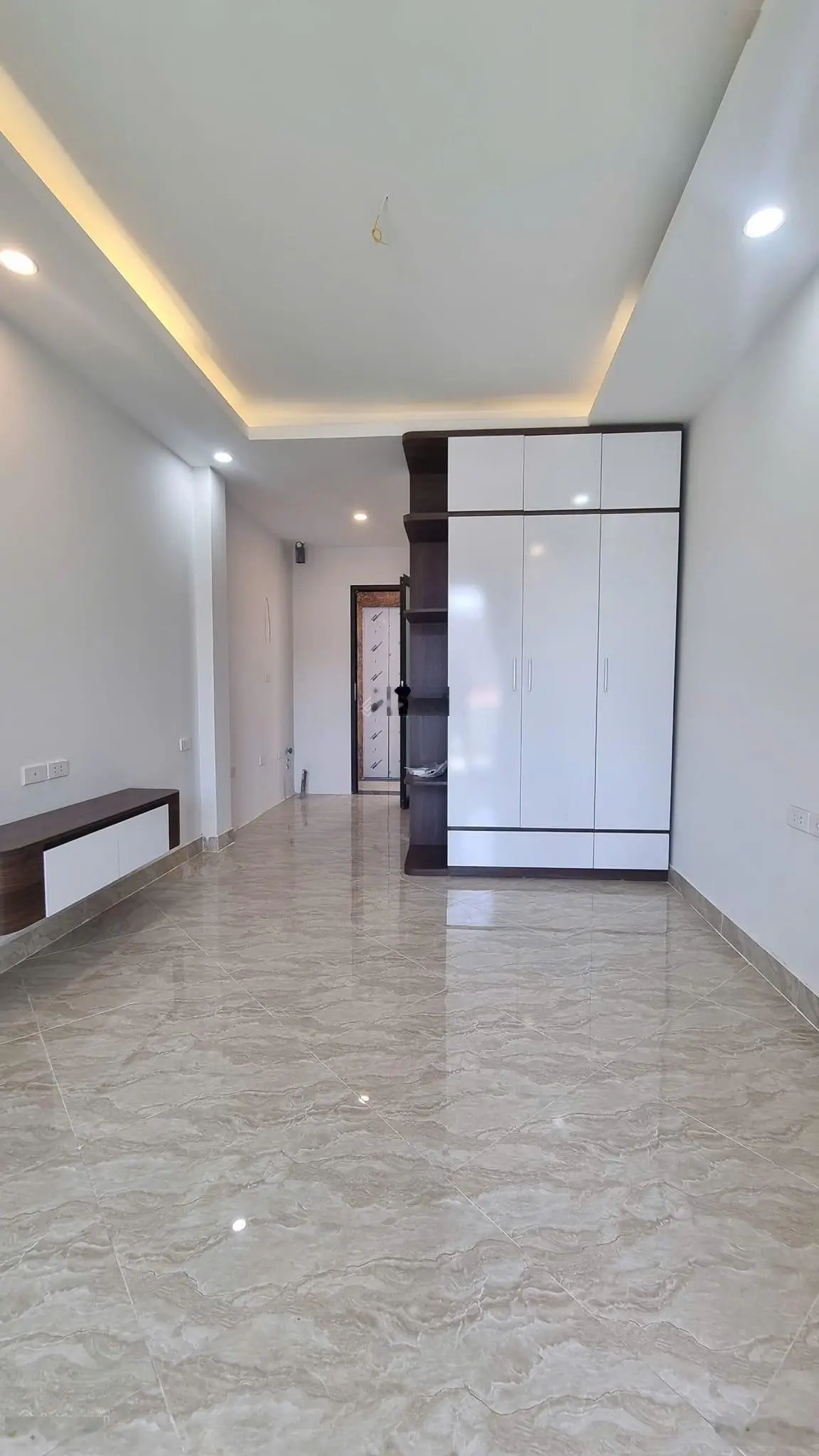 (THANG MÁY) Bán nhà Tôn Đức Thắng 40mx6T thông sàn TM mới đẹp thoáng 30m ra phố 7 tỷ Đống Đa