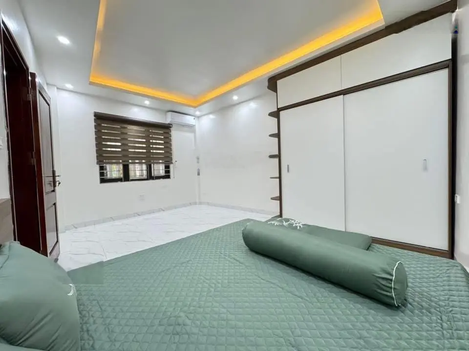 Chính chủ em cần bán. Nhà mới 4,5 tầng, 30m2 lô góc mặt tiền rộng. Giá 6,8 tỷ. Lh: 0971971546