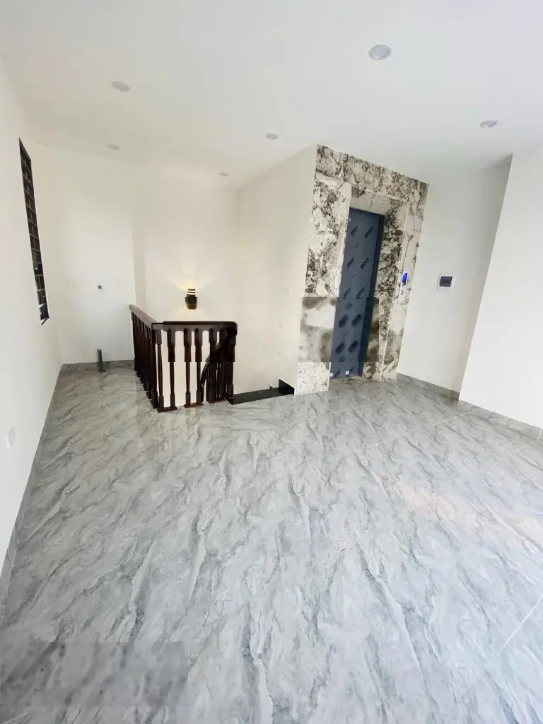 - Bát Khối Thông eon Long Biên - 6 Tầng thang máy, ở kinh doanh 24/7 42m MT 4,4m- ô tô tránh