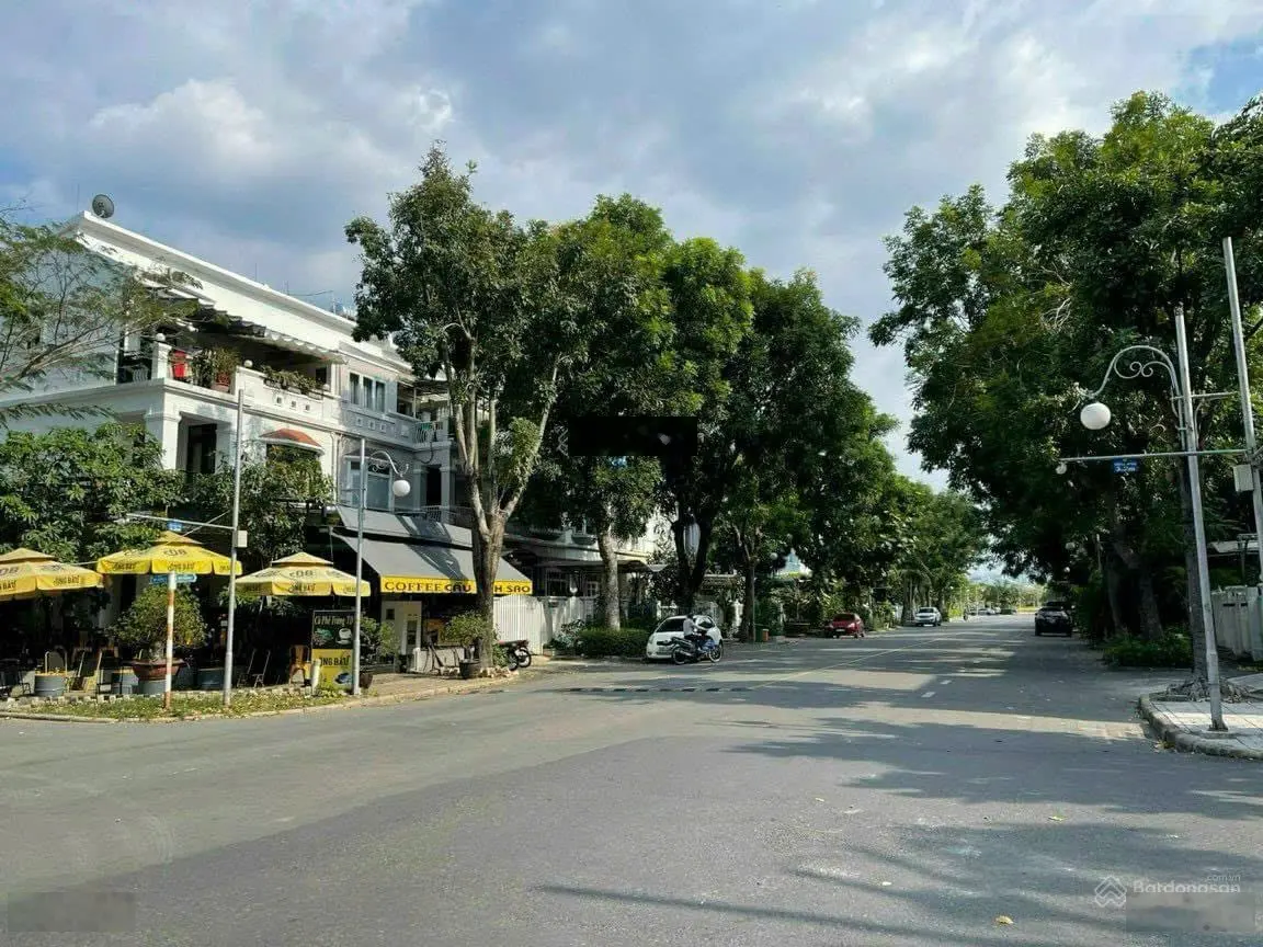 Bán Biệt Thự góc khu Cảnh đồi, Phú Mỹ Hưng - VỊ trí siêu mẫu - 180m2 - giá 72ty