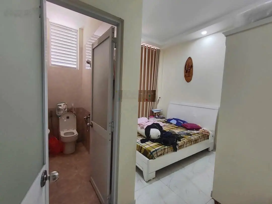 Kẹt tiền bán nhanh căn nhà 3 lầu 5 phòng ngủ 5WC KDC Trường Lưu, đường thông 9m, gần vành đai 3