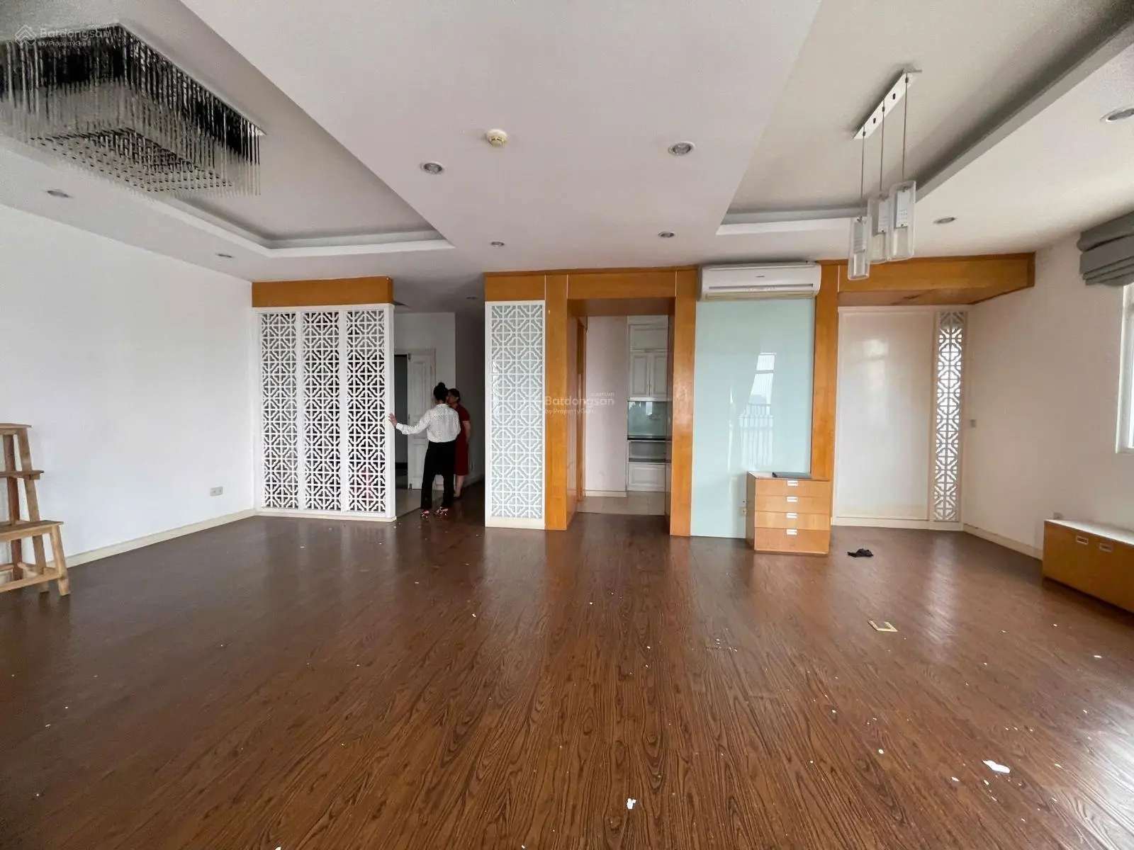 CC Trung Yên Plaza. Số 1 Trung Hòa, Sđ 193m, 3PN, 3VS, 1Kho, 3BC. Giá thu 52tr. Sđcc. 0974 687 ***