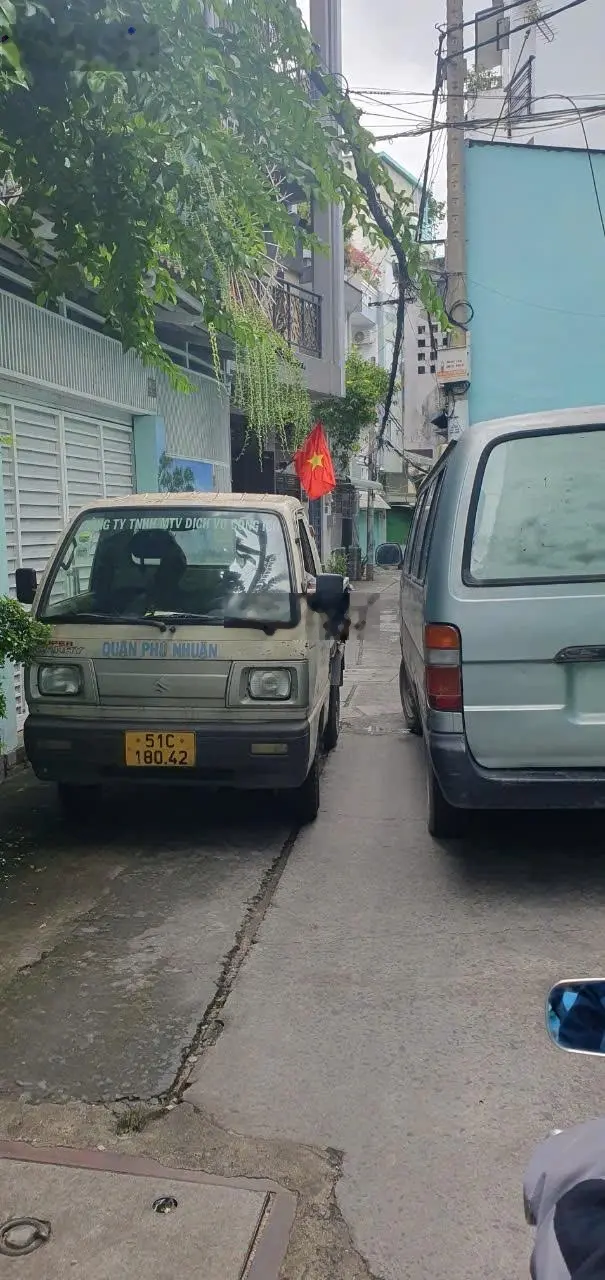 Chủ Ngộp bán nhanh nhà HXH thông, đường Phan Đăng Lưu P.1 Phú Nhuận, DT 4x9m, 2tầng 3PN, Gía 6.3 tỷ