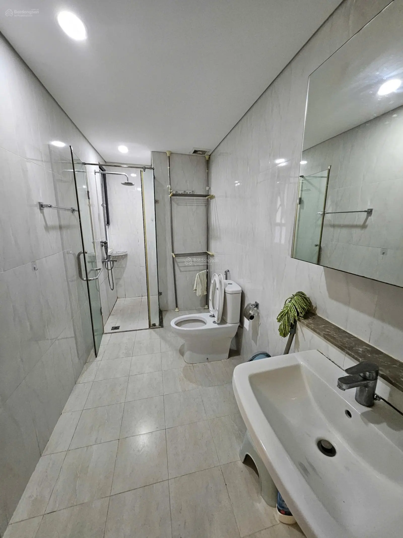 Chính chủ cần bán căn hộ tầng trung siêu hiếm, căn góc 2 mặt thoáng. View siêu thoáng mát. Giá thật