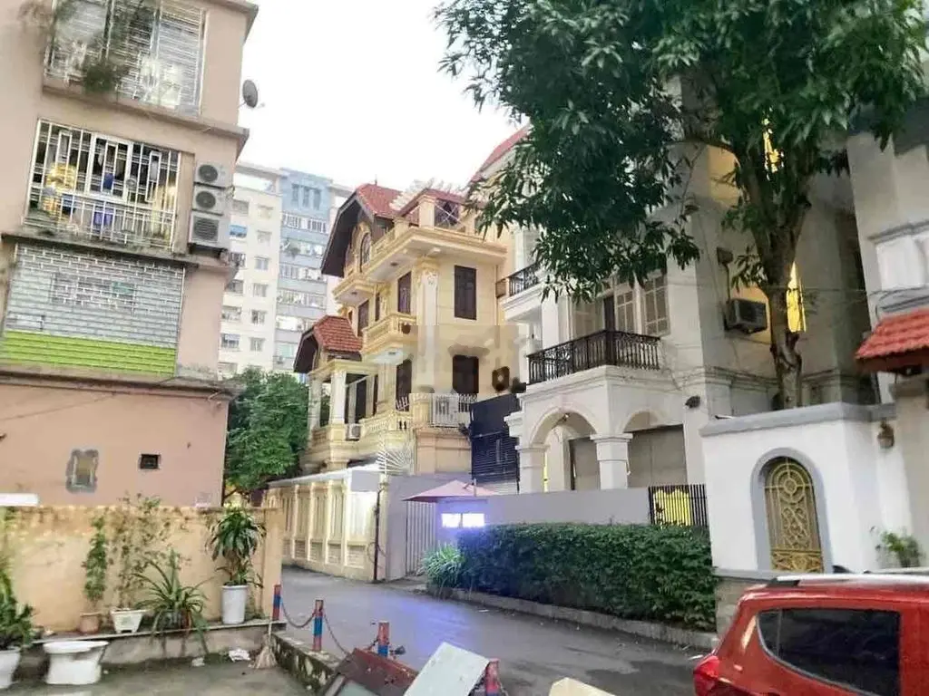 CHÍNH CHỦ BÁN NHÀ biệt thự TRUNG KÍNH 4T 10m ra mặt phố ô tô tránh