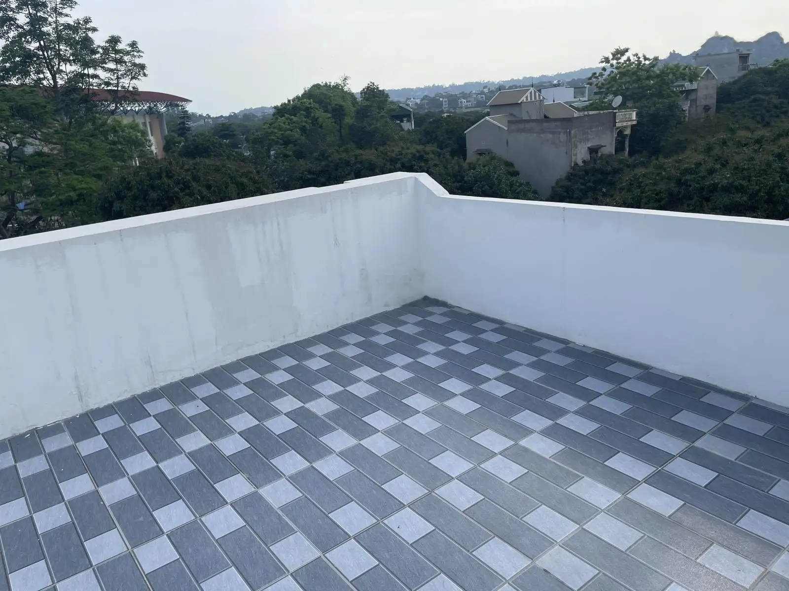 Nhà mới 4Tx 45m2 dân xây độc lập 20m ra đường ôtô gần nhà văn hoá 1km ra UBND Đông La chỉ 3,3 tỷ