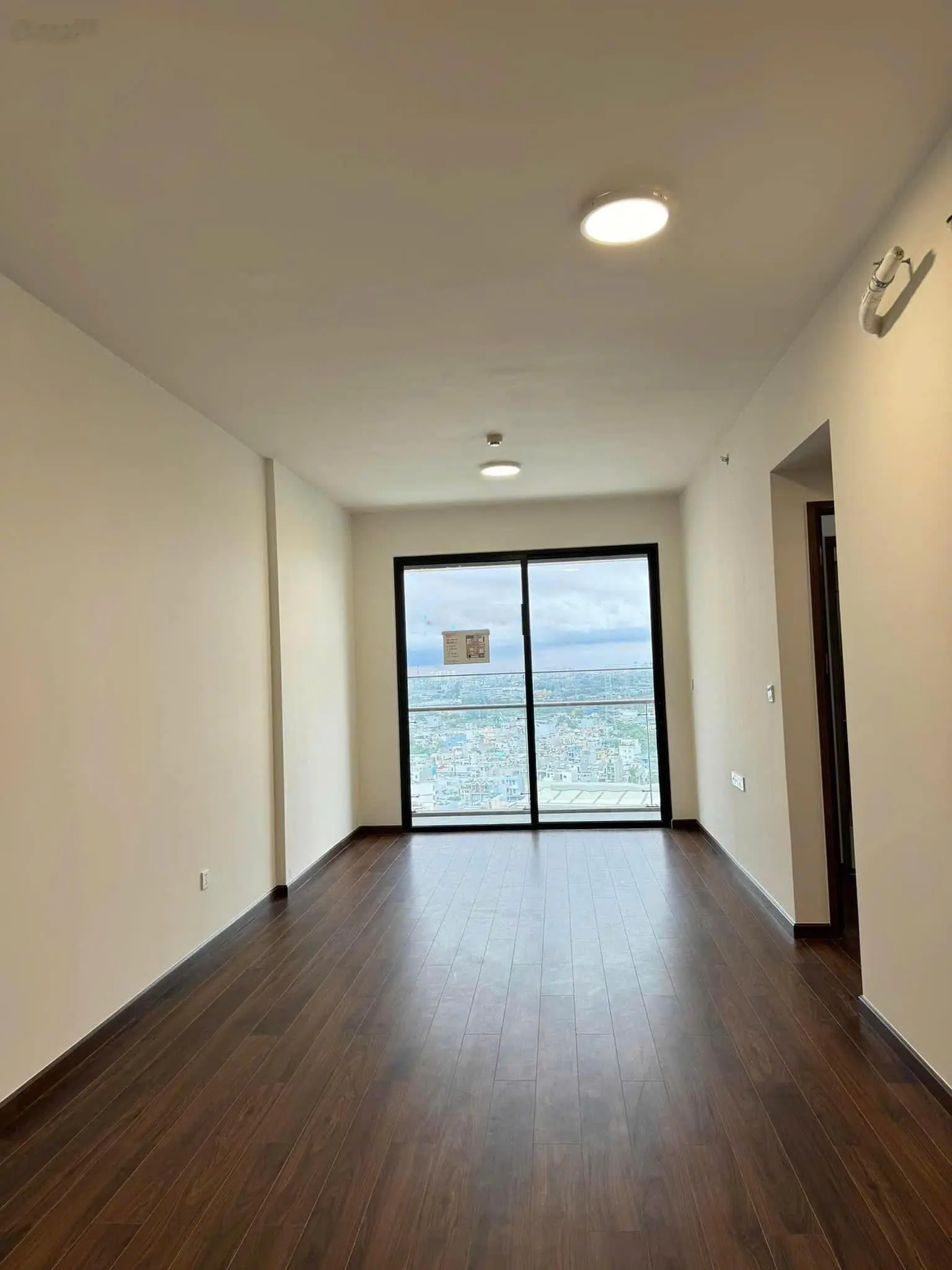 Bán căn 61m2 view Thành phố, có ban công. Khu compound, miễn 2 năm phí quản lý