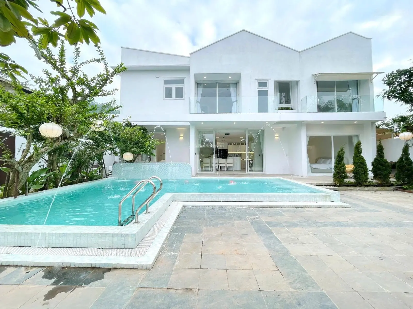 Villa xịn xò 1300m2, ngay sát sông Hàn giá rẻ, không ở có thể cho thuê 70 tr/1 th