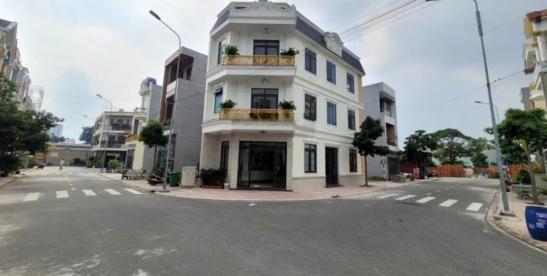 Bán nhà 1 trệt 2 lầu góc 2MT KDC Lê Phong 2, P. Tân Đông Hiệp, Dĩ An