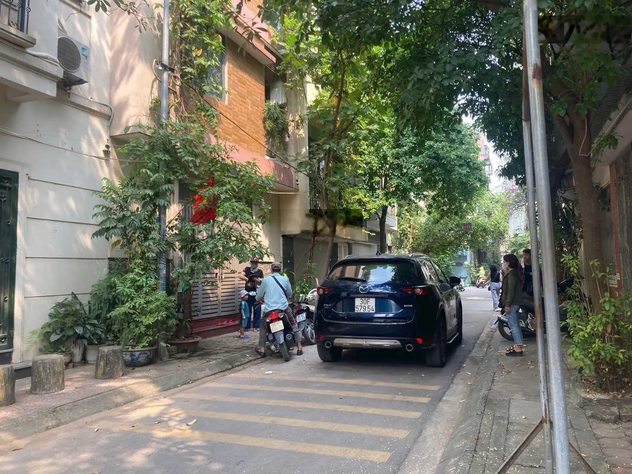 Bán nhà cấp 4 đường ô tô tránh nhau tại Ngay Chợ Gia Quất Thượng Thanh, gần vườn Hoa Ngọc Lâm.