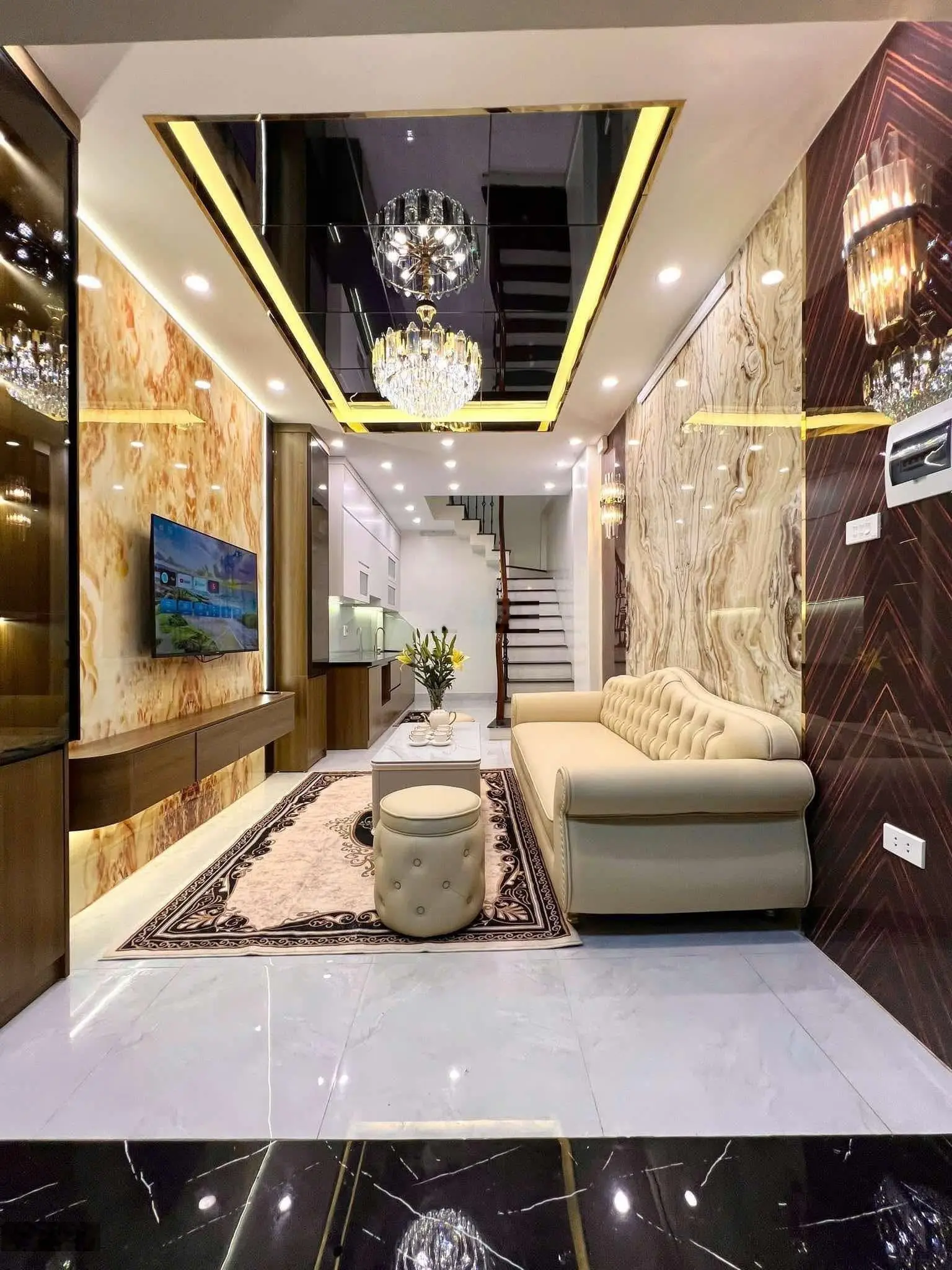 9.2 tỷ cho căn nhà vị trí VIP đường Lạc Long Quân đi bộ 10phút ra Hồ Tây lộng gió - lô góc 2 thoáng