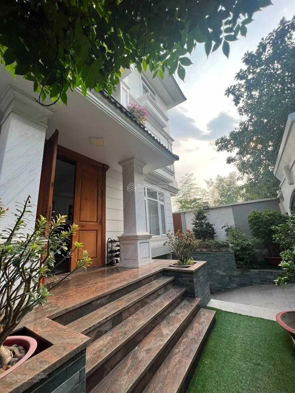 Bán biệt thự đẹp sang trọng - hoàn công đầy đủ - Khu Him Lam Q.2 - 12x21m hầm 3 tầng - 72 tỷ TL