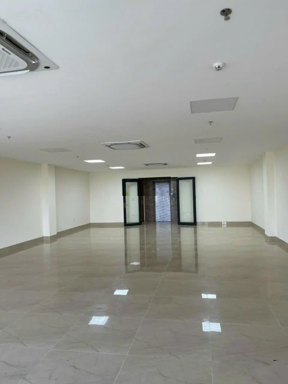 Bán tòa nhà Đức Diễn, Bắc Từ Liêm, 8 tầng, mặt tiền 8m. Vỉa hè rộng, có PCCC, có hoàn công trên sổ