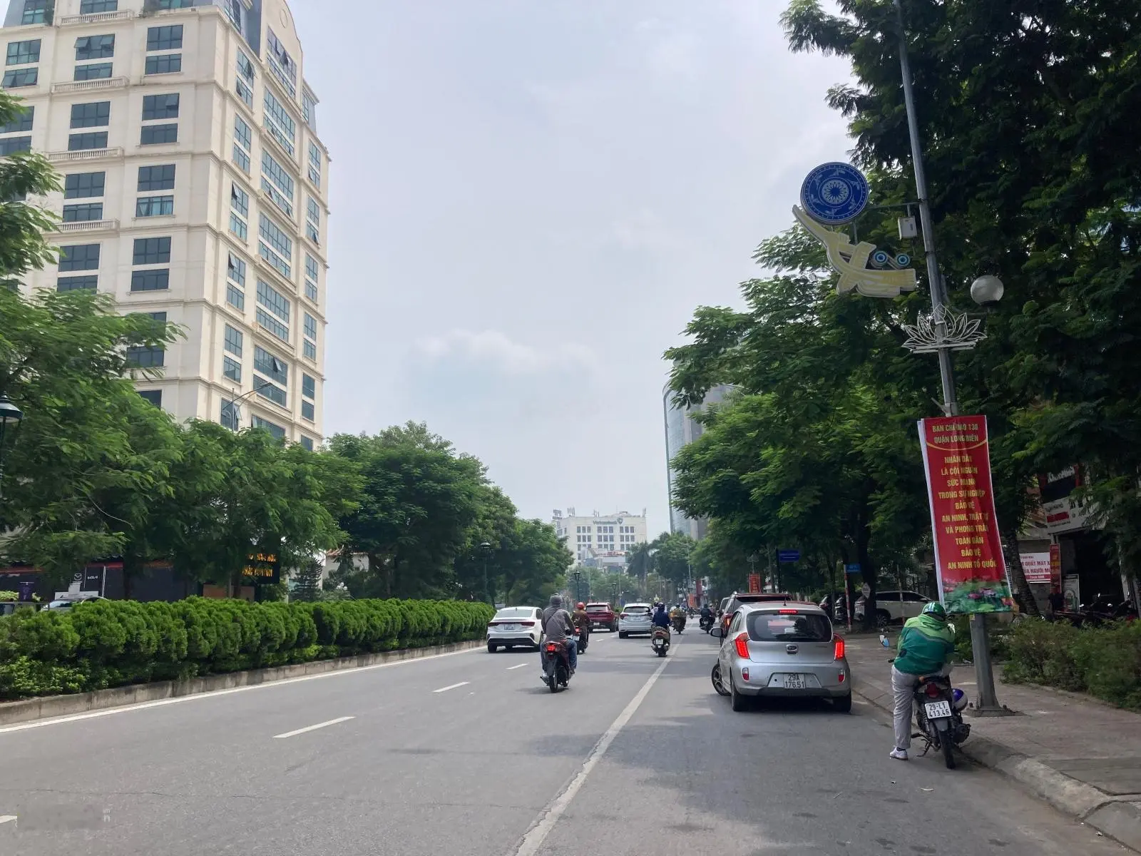 Bán Nhanh Căn Nhà Mặt Phố Cổ Linh đoạn đẹp nhất Phố cạnh Aeon Mall phố Chu Huy Mân và khu HimLam
