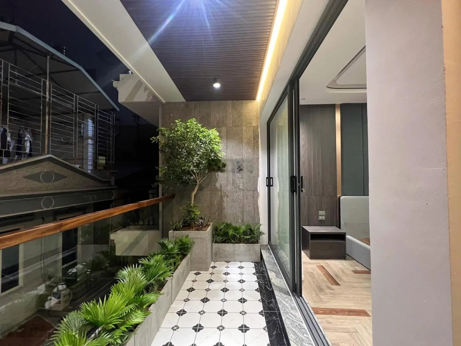 Nguyễn Văn Cừ 100m2, 8 tầng thang máy MT 5m ô tô 7 chỗ vào nhà ngõ thông cách mặt phố 15m